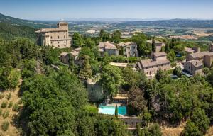 Au vrut o casă în Italia, dar s-au ales cu un castel. Doi soţi au pus bazele unei afaceri de lux printre ruine