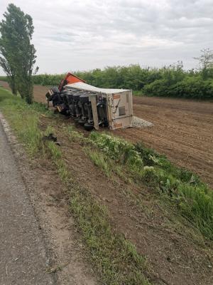 Tractor spulberat de TIR, pe un drum din Galați. Camionul și utilajul s-au răsturnat pe câmp, iar unul dintre șoferi a murit