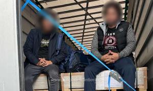 Zeci de migranți înghesuiți în TIR-uri care ieșeau din România. Erau ascunși printre mobilă și gresie, încercând să treacă ilegal în Ungaria
