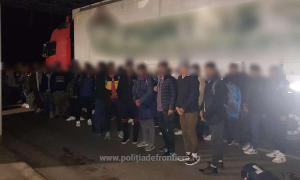 Zeci de migranți înghesuiți în TIR-uri care ieșeau din România. Erau ascunși printre mobilă și gresie, încercând să treacă ilegal în Ungaria