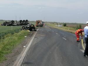 Dezastru pe o șosea din Brăila, un șofer a murit în mașina zdrobită de TIR. Trafic blocat total pe DE 587