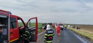 Dezastru pe o șosea din Brăila, un șofer a murit în mașina zdrobită de TIR. Trafic blocat total pe DE 587