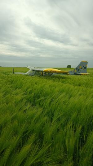 Un avion de agrement, aterizare forţată pe un câmp din Ialomiţa. Pilotul a reuşit să aducă avionul la sol după ce a rămas fără combustibil