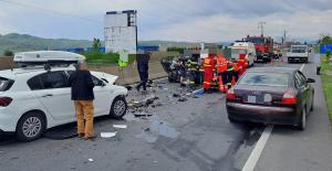 Accident cumplit cu 4 răniţi pe DN1, în Prahova. Trei maşini s-au ciocnit violent