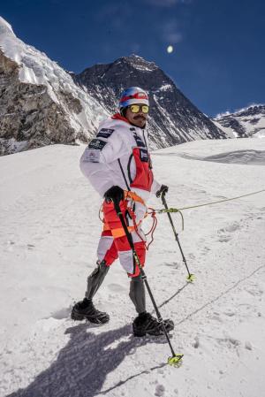 De neînvins: Un fost militar, cu ambele picioare amputate, a cucerit Everestul. Ascensiunea sa, un record mondial. "Face istorie"