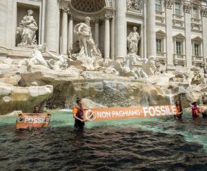 Apa din Fontana di Trevi din Roma, înnegrită cu cărbune de 7 activişti de mediu furioşi. "Ţara noastră este pe moarte"