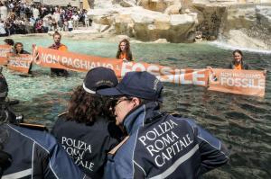 Apa din Fontana di Trevi din Roma, înnegrită cu cărbune de 7 activişti de mediu furioşi. "Ţara noastră este pe moarte"