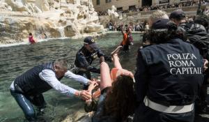 Primarul Romei a condamnat "protestul absurd", după ce activiştii "au înnegrit" Fontana di Trevi: 300.000 de litri de apă vor fi irosiți pentru a curăța fântâna