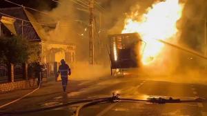 TIR cuprins de flăcări în mers, în Maramureș. Șoferul a reușit la timp să decupleze camionul de remorca încărcată cu paleţi