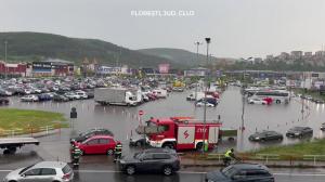 "A fost rupere de nori". O ploaie torențială a făcut prăpăd în Cluj. Parcarea unui mall a devenit bazin de înot