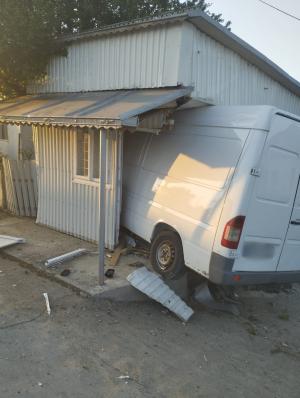 Un șofer a zburat cu duba de pe șosea și s-a înfipt într-un fost magazin, la Plopeni. Bărbatul a rămas încarcerat