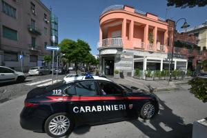 O fetiţă de 10 ani se zbate între viaţă şi moarte, după ce a fost împuşcată accidental lângă un bar din Italia. Şi părinţii ei au fost răniţi