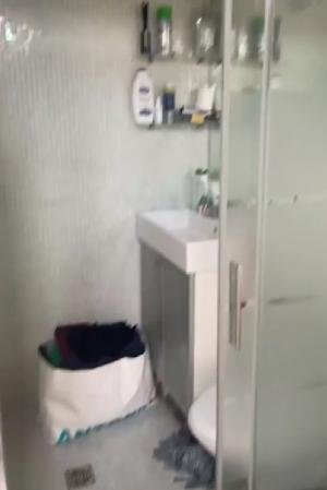 "Toaleta este la duș. Le pot folosi pe ambele fără a face un pas". 650 de euro pe lună pentru o garsonieră de doar 9 metri pătrați, în Milano
