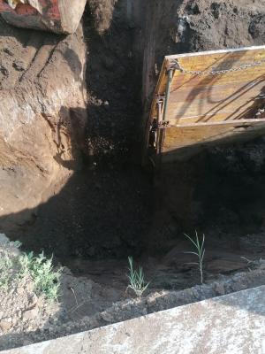 Doi muncitori, prinși sub un mal de pământ în Caracal. Unul dintre ei a murit, după ce s-a aflat la 7 metri adâncime. Celălalt a fost scos de colegi și dus la spital