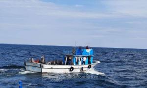 Misiune de salvare în Marea Neagră. O navă cu 47 de migranți, recuperată de Garda de Costă la 40 de km de Vama Veche