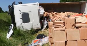 O tânără a murit pe loc într-o Dacie zdrobită pe contrasens de un camion încărcat cu saci și cărămizi. Dezastru filmat pe un drum din Germania