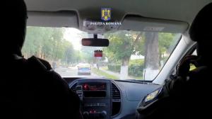 11 tineri din Hunedoara, reținuți după ce ar fi dat foc unui autoturism parcat pe un bulevard din oraș. Mai au la activ violenţe și amenințări