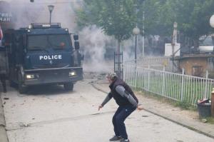 Butoiul cu pulbere al Europei stă să explodeze. Soldați NATO, atacați de sârbi cu cocktailuri Molotov și pietre, în nordul Kosovo