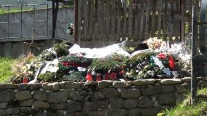 Cu plicul la înmormântări: O parohie din Alba vrea înlocuirea coroanelor funerare din plastic cu bani