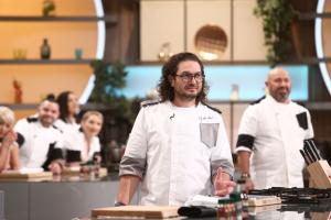 Chefi la cuțite, diseară la Antena 1: Chef Scărlătescu lovește cu o amuletă năucitoare! Chef Bontea: "Cea mai urâtă amuletă! Nu poți găti nimic"