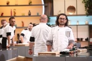Chefi la cuțite, diseară la Antena 1: Chef Scărlătescu lovește cu o amuletă năucitoare! Chef Bontea: "Cea mai urâtă amuletă! Nu poți găti nimic"