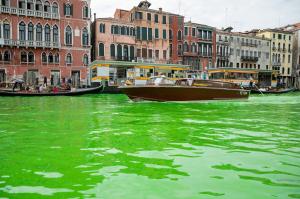 Misterioasa pată verde fluorescent: Ce s-a întâmplat de fapt cu apa din faimosul Grand Canal din Veneția