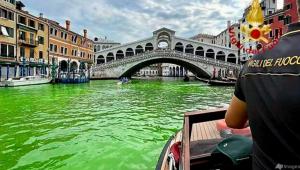 Misterioasa pată verde fluorescent: Ce s-a întâmplat de fapt cu apa din faimosul Grand Canal din Veneția