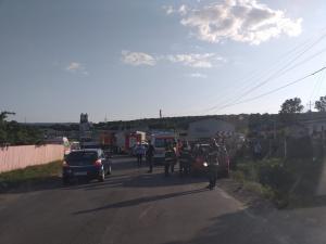 "M-am speriat, puteam să fac infarct". Un șofer neatent din Iași a pierdut controlul volanului și a ajuns în curtea unor localnici, după ce a acroșat o altă mașină