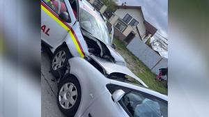 La un pas de moarte în drum spre casă! Şase persoane au ajuns la spital, după ce o ambulanţă a intrat frontal într-o maşină, în Vâlcea