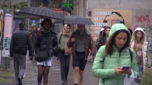 Reacţia turiştilor străini după ce au venit să viziteze Bucureştiul primăvara, dar au dat de frig şi ploi
