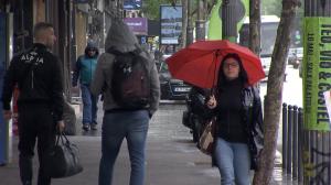 Reacţia turiştilor străini după ce au venit să viziteze Bucureştiul primăvara, dar au dat de frig şi ploi
