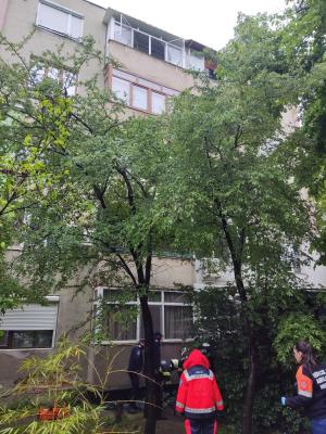 Un profesor de desen s-a aruncat de la etaj, în Drobeta-Turnu Severin. Bărbatul a murit la spital, unde ajunsese în stare critică