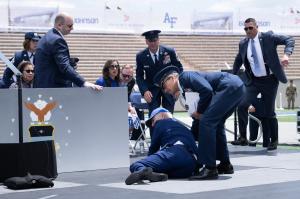 Joe Biden s-a împiedicat și a căzut la o ceremonie organizată de Forțele Aeriene ale SUA, în Colorado