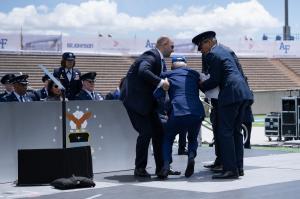 Joe Biden s-a împiedicat și a căzut la o ceremonie organizată de Forțele Aeriene ale SUA, în Colorado