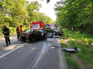Trei bărbaţi morţi după ce două maşini s-au izbit cu viteză, pe un drum din Sibiu. Băiat de 15 ani, salvat după ce a intrat în stop cardiac