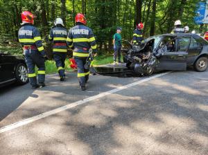 Trei bărbaţi morţi după ce două maşini s-au izbit cu viteză, pe un drum din Sibiu. Băiat de 15 ani, salvat după ce a intrat în stop cardiac