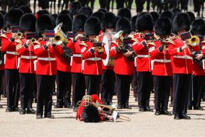 Un soldat al Gărzii Regale a leşinat de căldură, în timpul repetiţiei pentru parada zilei regelui Charles. S-a prăbuşit cu instrumentul în mână