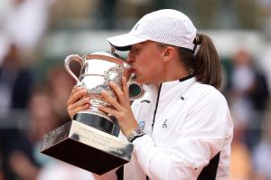 Roland Garros 2023, finala feminină. Iga Swiatek a învins-o pe Karolina Muchova după un meci de foc. Numărul 1 mondial a câştigat în 3 seturi