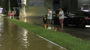 "Niciodată în 40 de ani nu am văzut așa ploaie!" Potop în Drobeta, șoferii s-au apucat de pescuit în mijlocul şoselei