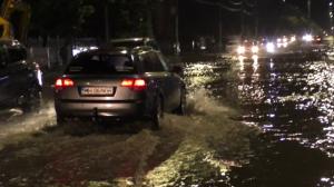 "Niciodată în 40 de ani nu am văzut așa ploaie!" Potop în Drobeta, șoferii s-au apucat de pescuit în mijlocul şoselei