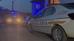 O fetiţă de 3 ani din Cluj a murit în braţele medicilor, după ce s-ar fi înecat cu mâncare. Vecinii au o altă ipoteză despre incidentul tragic