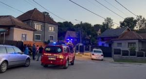 O fetiţă de 3 ani din Cluj a murit în braţele medicilor, după ce s-ar fi înecat cu mâncare. Vecinii au o altă ipoteză despre incidentul tragic