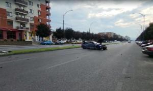 Un șofer de BMW a doborât un semafor și a distrus doi stâlpi în Mehedinți, după ce a pierdut controlul volanului. Bărbatul a fugit, lăsând în urmă doi răniți