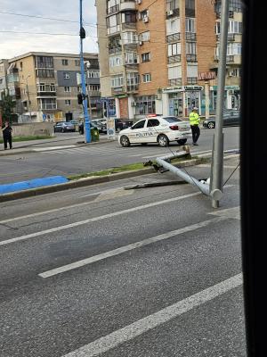 Un șofer de BMW a doborât un semafor și a distrus doi stâlpi în Mehedinți, după ce a pierdut controlul volanului. Bărbatul a fugit, lăsând în urmă doi răniți