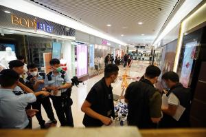Două femei, înjunghiate mortal de un bărbat, într-un mall din Hong Kong. Victimele de 22 şi 26 de ani, alese la întâmplare de agresor