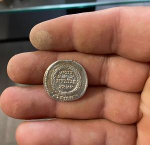 Un sibian a dat peste o adevărată comoară, la doar o săptămână după ce a primit autorizație pentru detectorul de metale. "A scos un pumn plin de monede"