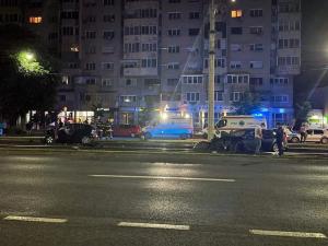 Cinci răniţi după ce un tânăr din Arad, băut bine, a lovit cu maşina un alt vehicul, a ricoșat pe linia de tramvai, apoi s-a înfipt într-un stâlp de beton