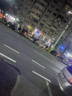 Cinci răniţi după ce un tânăr din Arad, băut bine, a lovit cu maşina un alt vehicul, a ricoșat pe linia de tramvai, apoi s-a înfipt într-un stâlp de beton