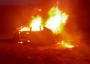 Persoana carbonizată, găsită pe bancheta din spate a unei mașini hibrid care a luat foc, în Cluj. Anchetatorii cred că incendiul a fost provocat intenționat