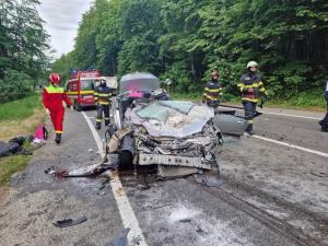 Doi tineri, de 24 şi 25 de ani, morţi într-un accident de groază, în Suceava. Două maşini şi un TIR s-au ciocnit, femeia şi bărbatul au rămas blocaţi între fiare